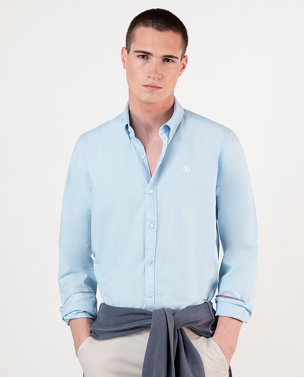 Camisa azul claro de algodão tingido