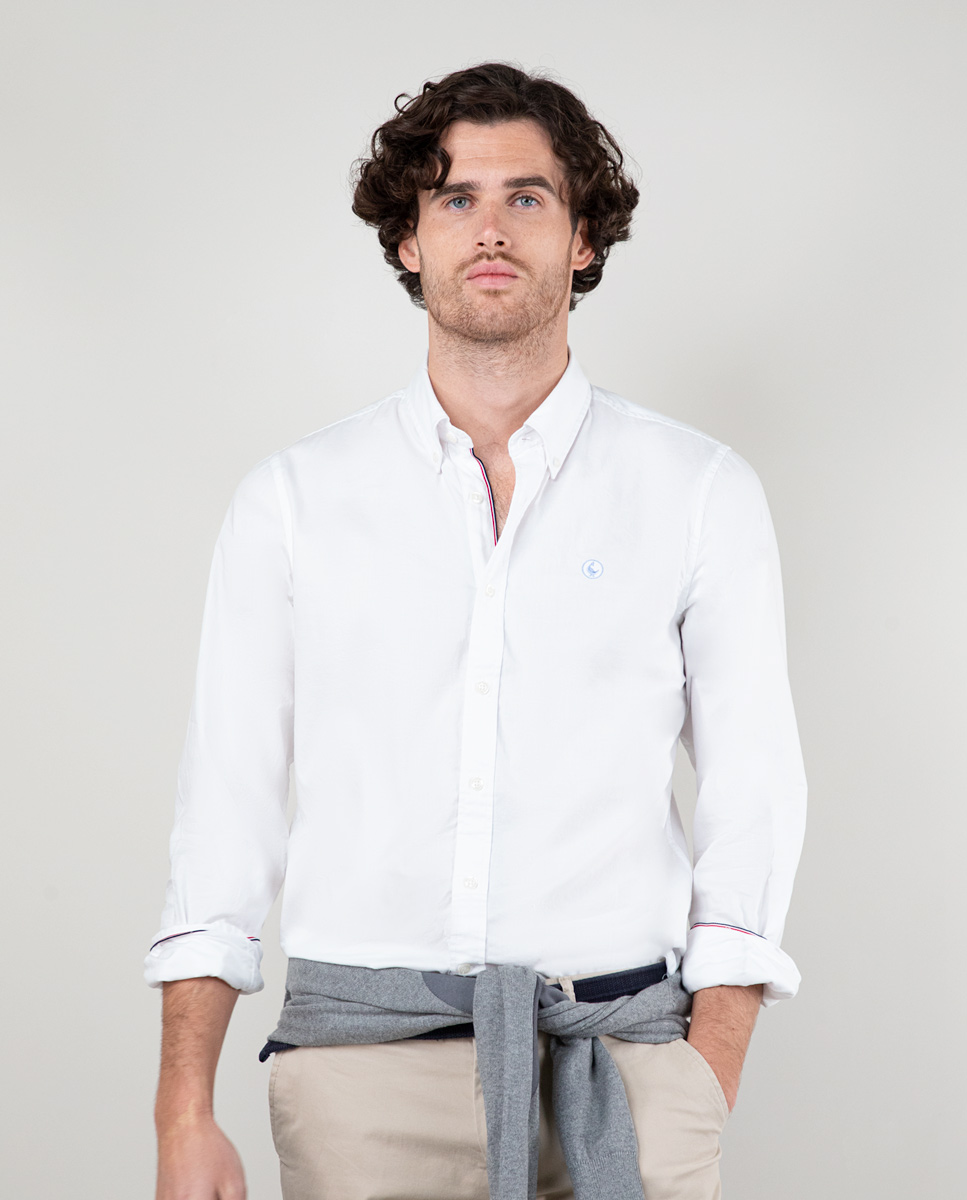 Camisa Pin Point Oxford com bandeira branca icônica