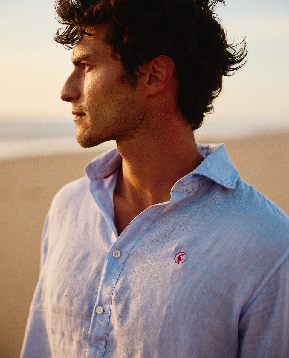 Camiseta de linho azul claro