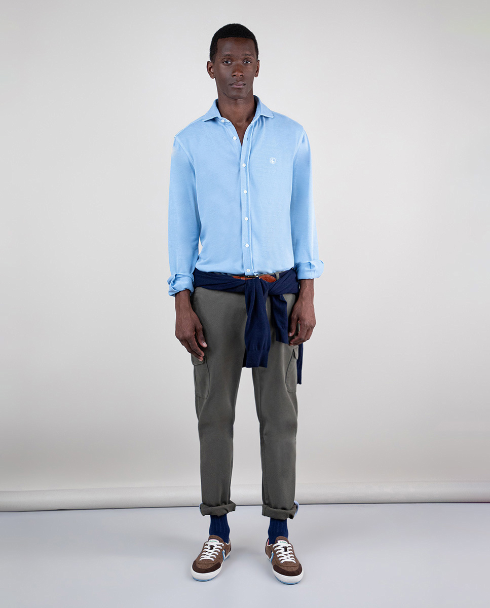 Chemise Structure Teinte Sur Pièce Bleu Ciel