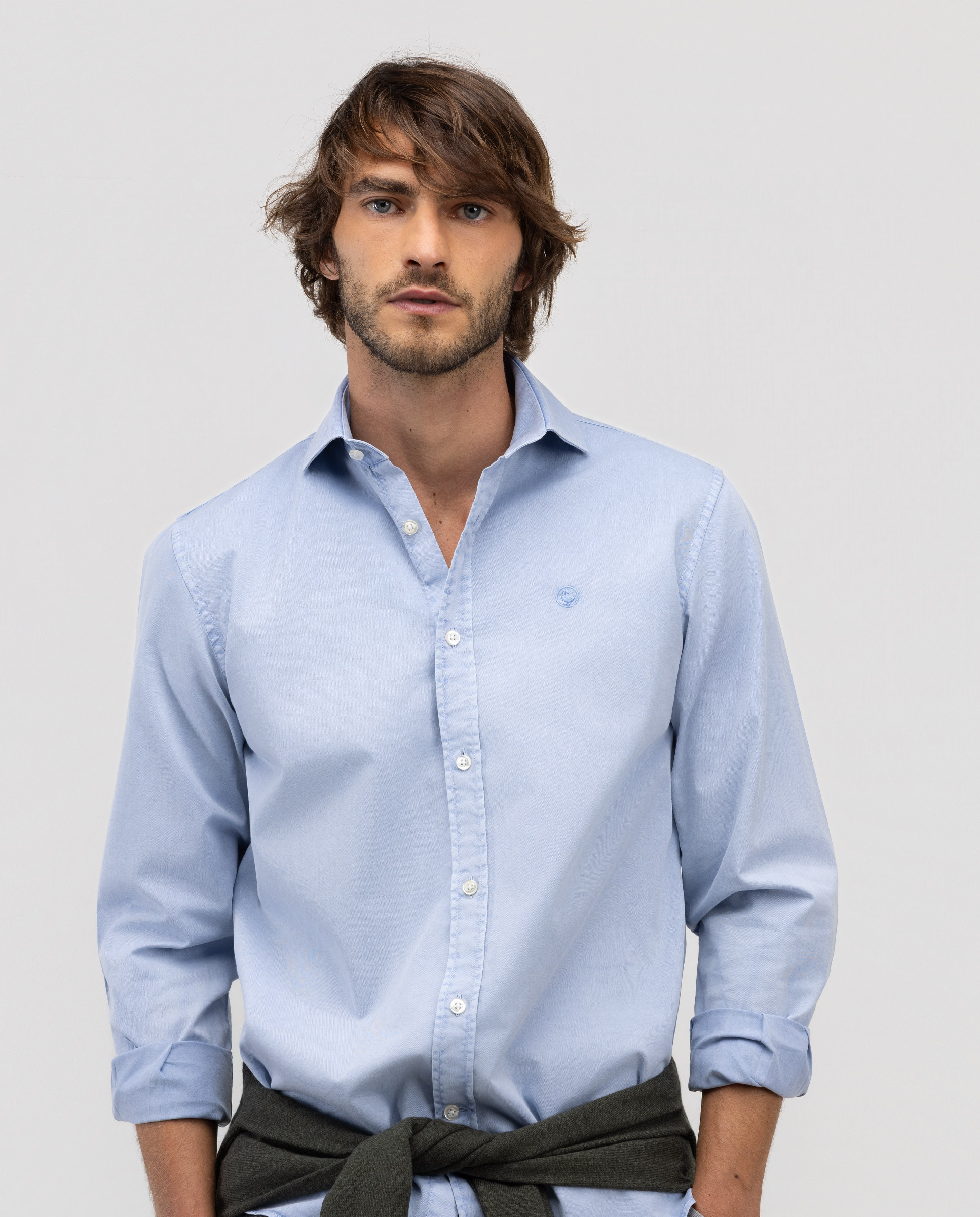 Chemise bleu clair teinte aux minéraux