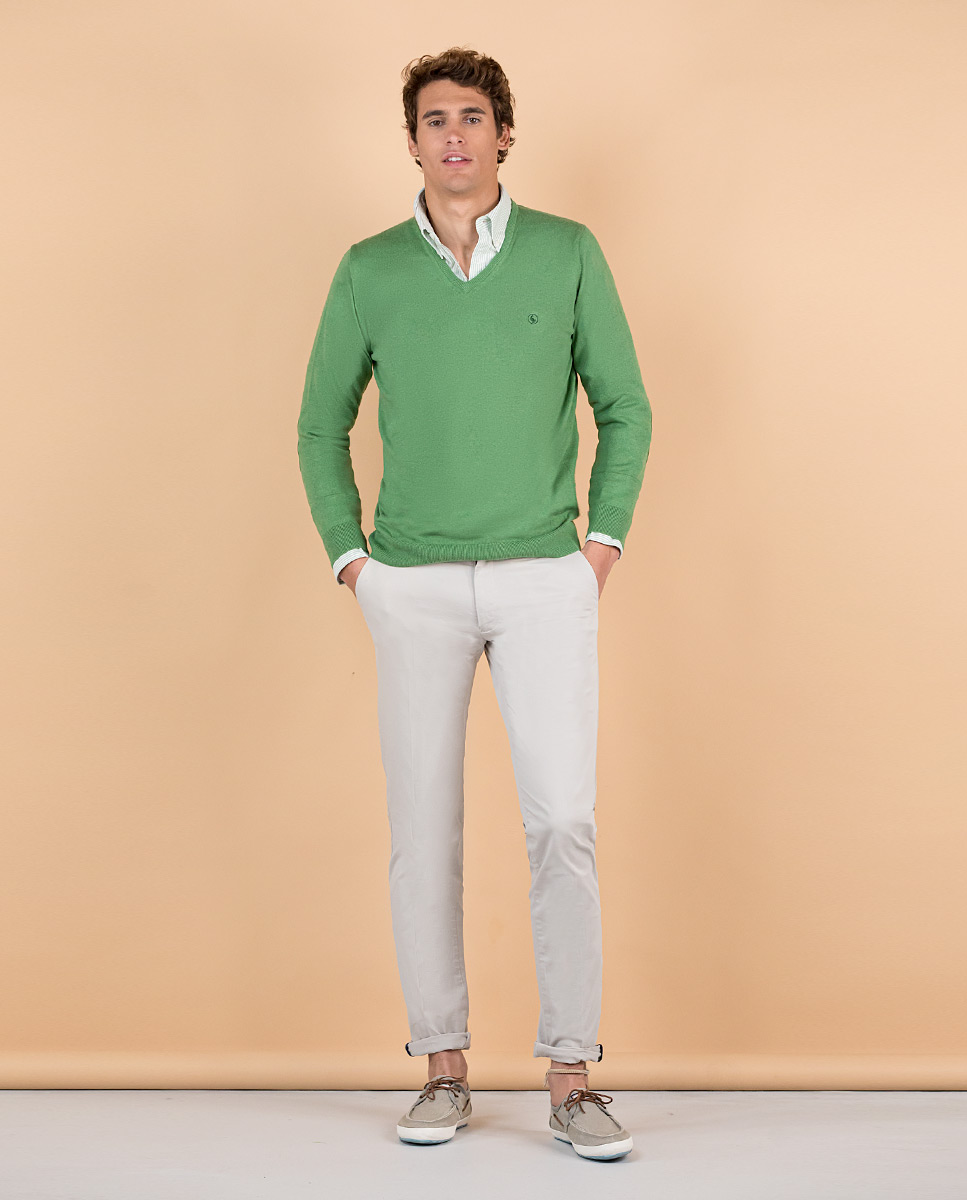 Suéter com decote em V e cotoveleiras verdes