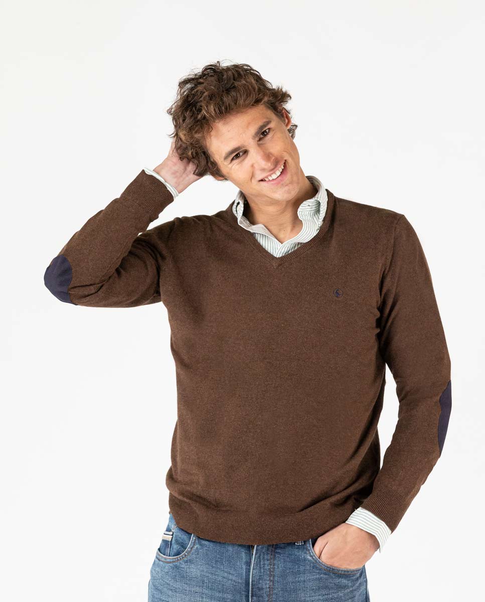 Suéter marrom decote em V com cotoveleiras