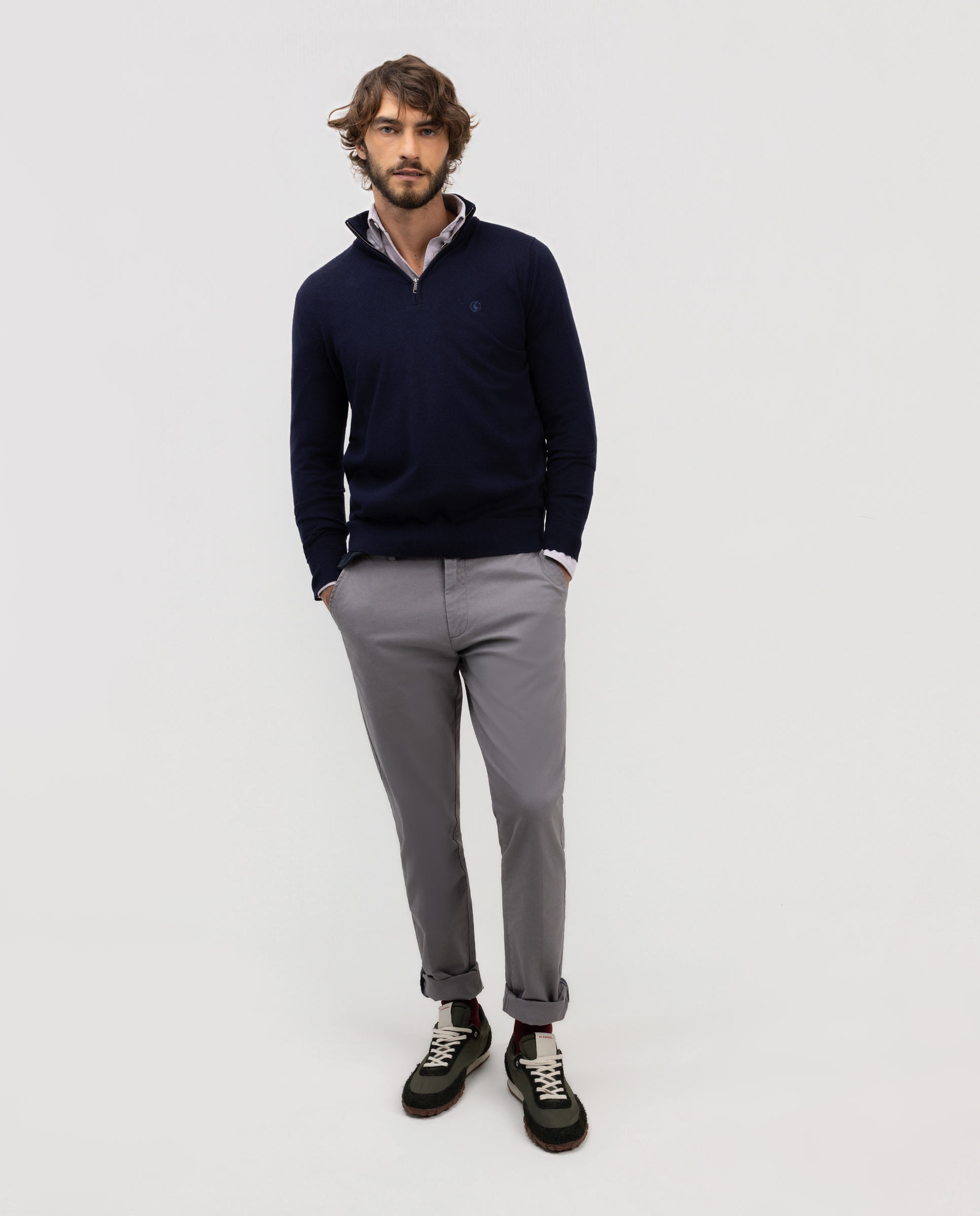 Marineblauer Basic-Pullover mit Trucker-Ausschnitt