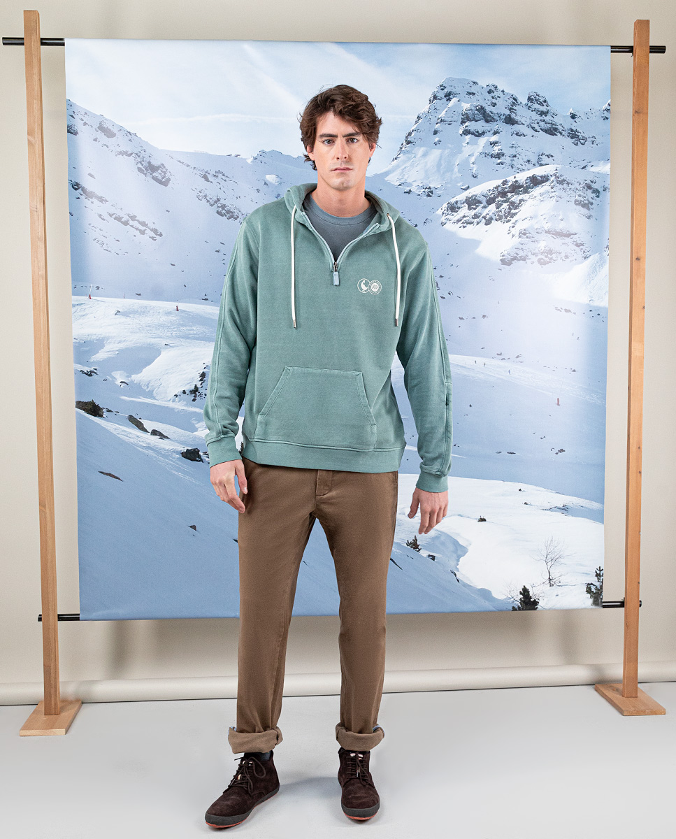 |El Ganso x Marchica | Weites, unifarbenes Unisex-Sweatshirt, 100 % Baumwolle, gefärbt für einen Vintage-Effekt. Es hat eine Kapuze und einen Frontreißverschluss mit Puller. Lange Ärmel mit Manschett…