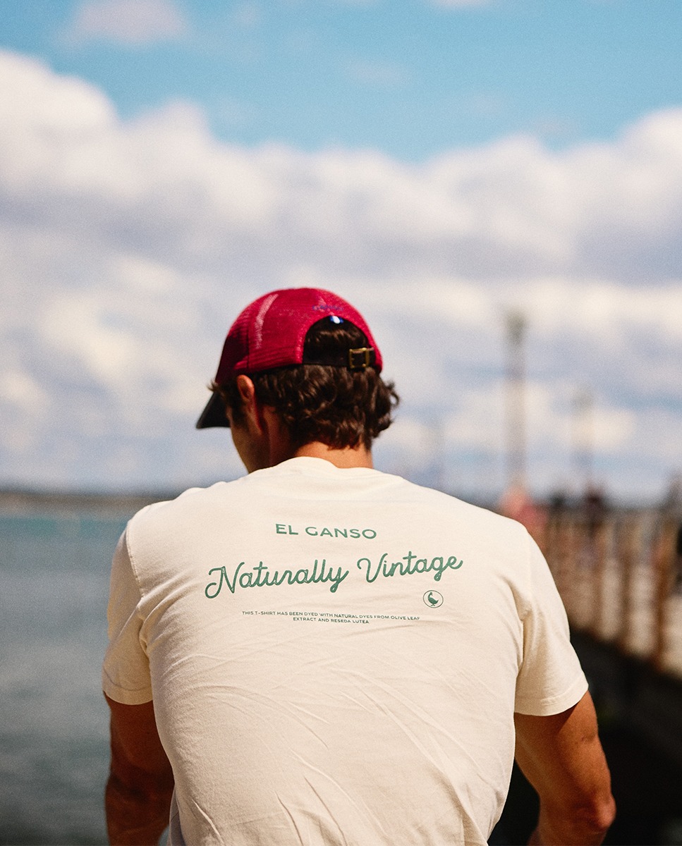 Camiseta tingida com corante natural cru