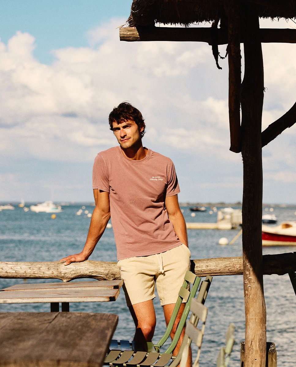 Camiseta tingida com corante rosa natural