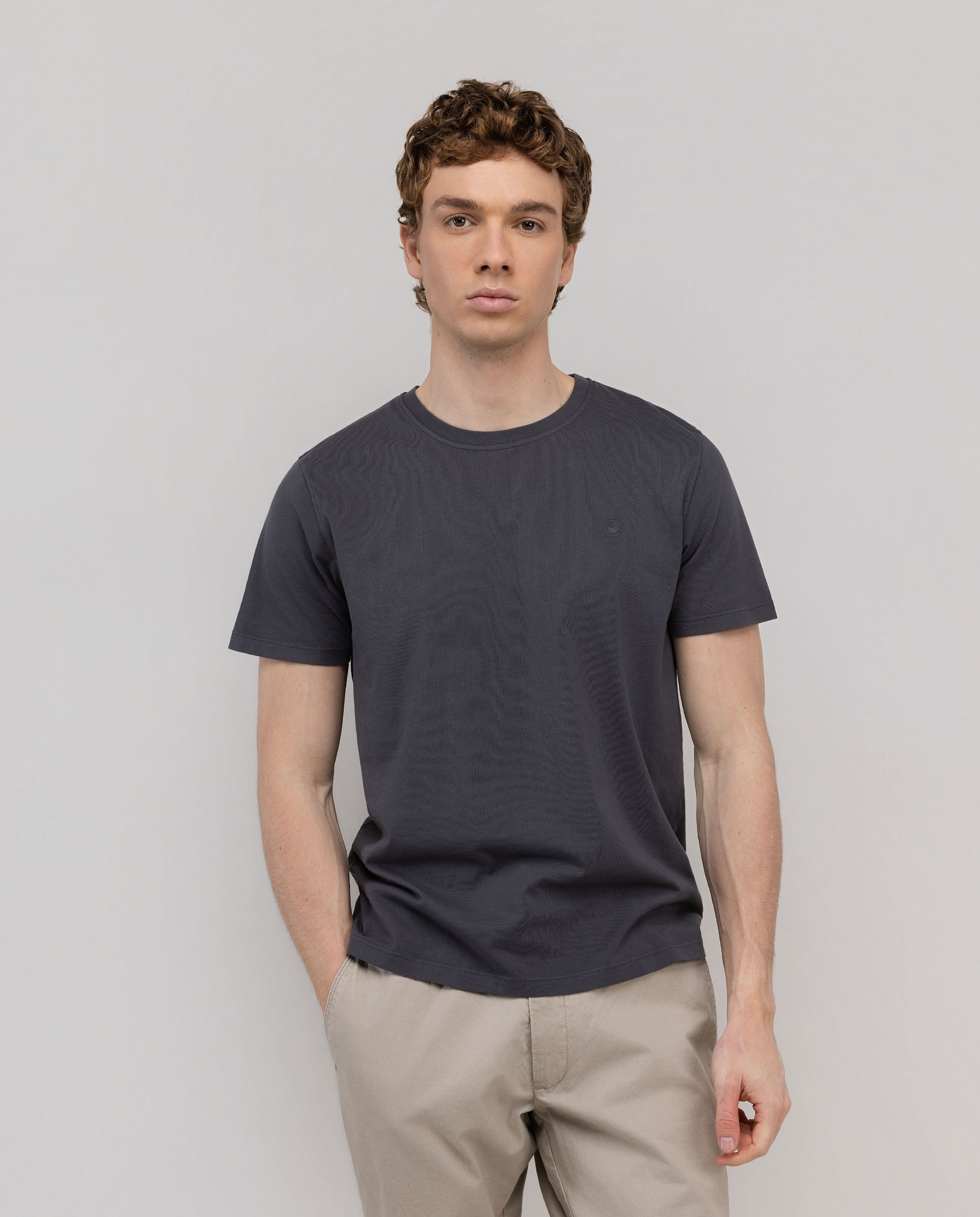 Camiseta básica tingida em peça, cinza antracite