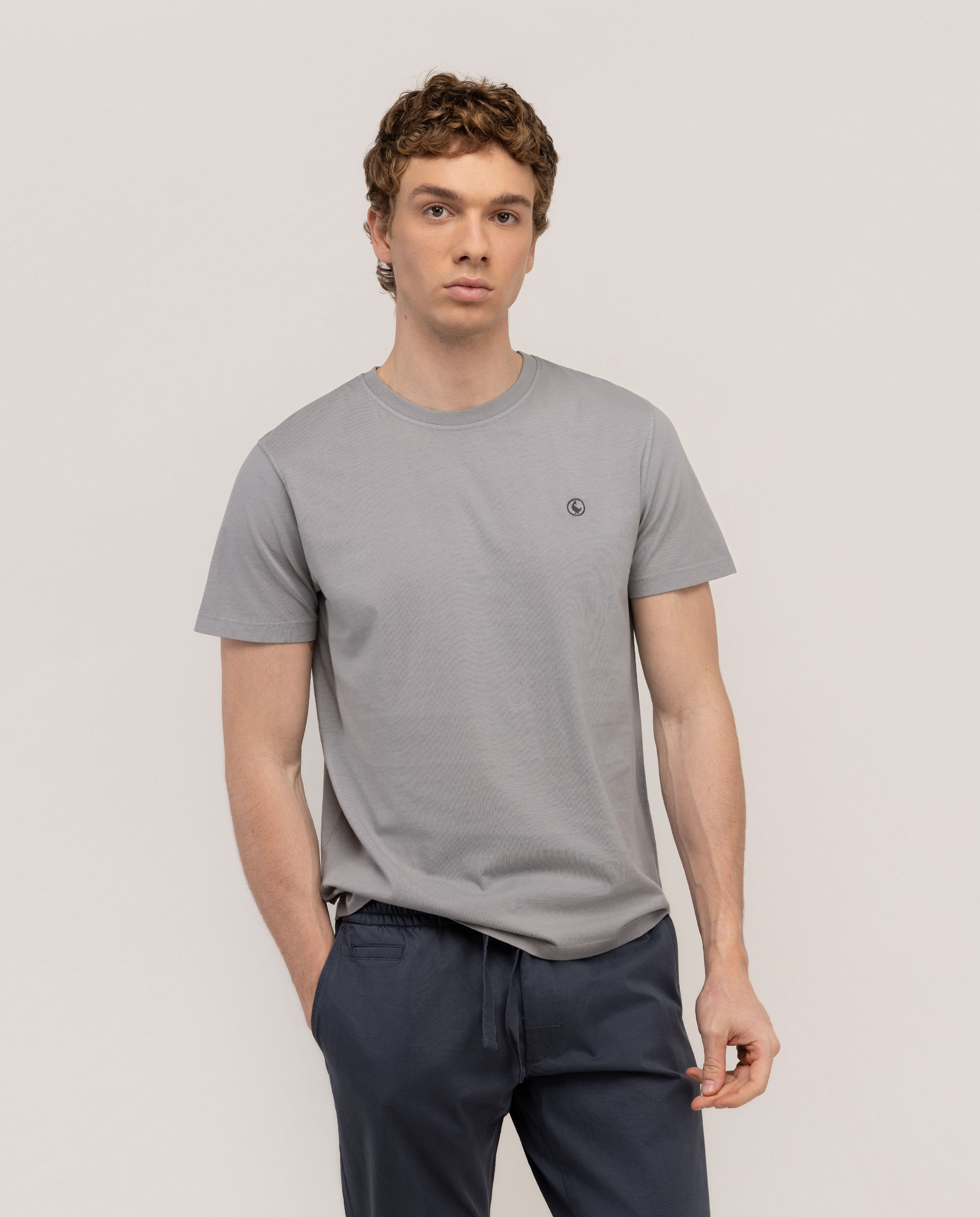 Camiseta básica tingida em peça, cinza médio