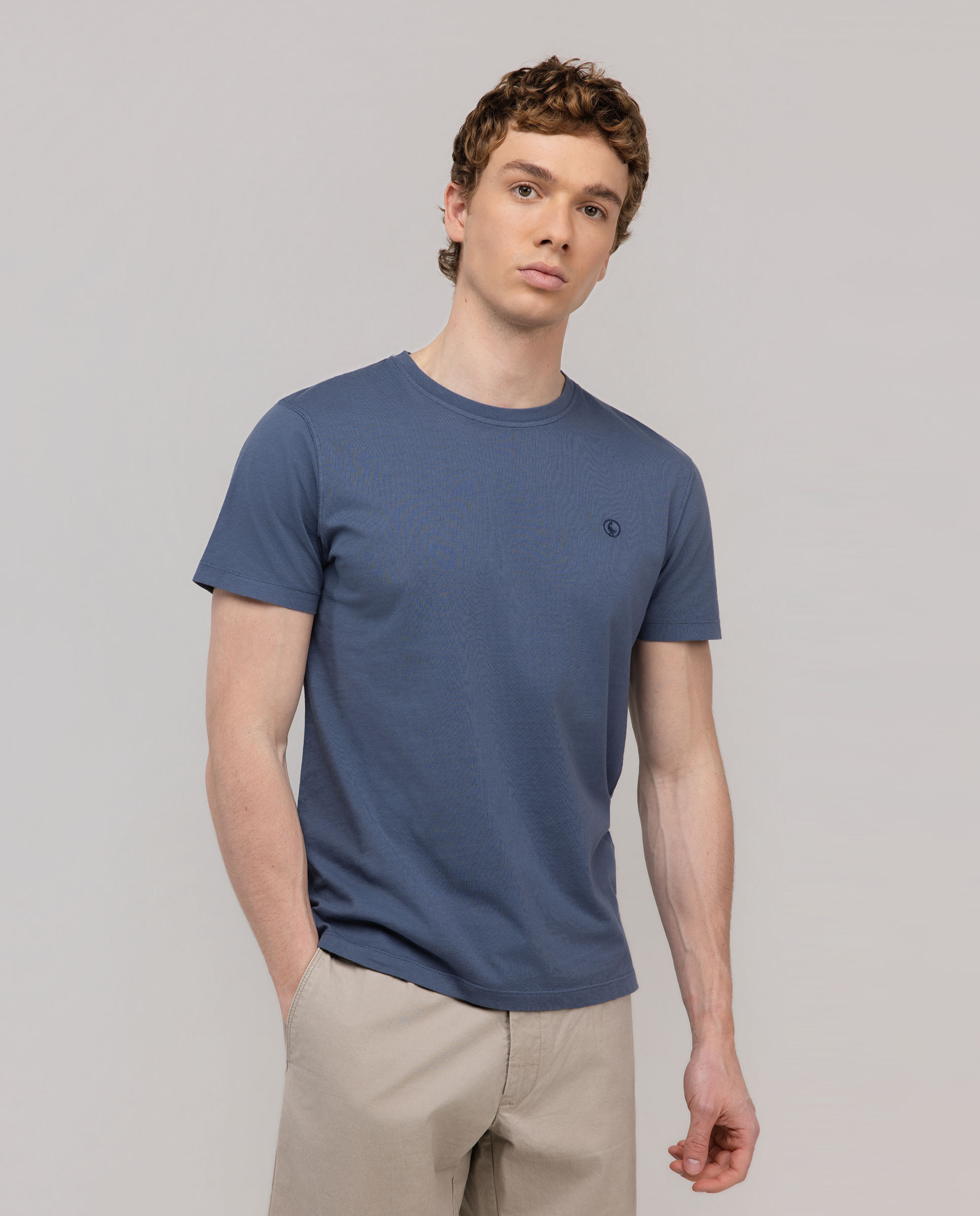 Camiseta básica tingida em tom petróleo