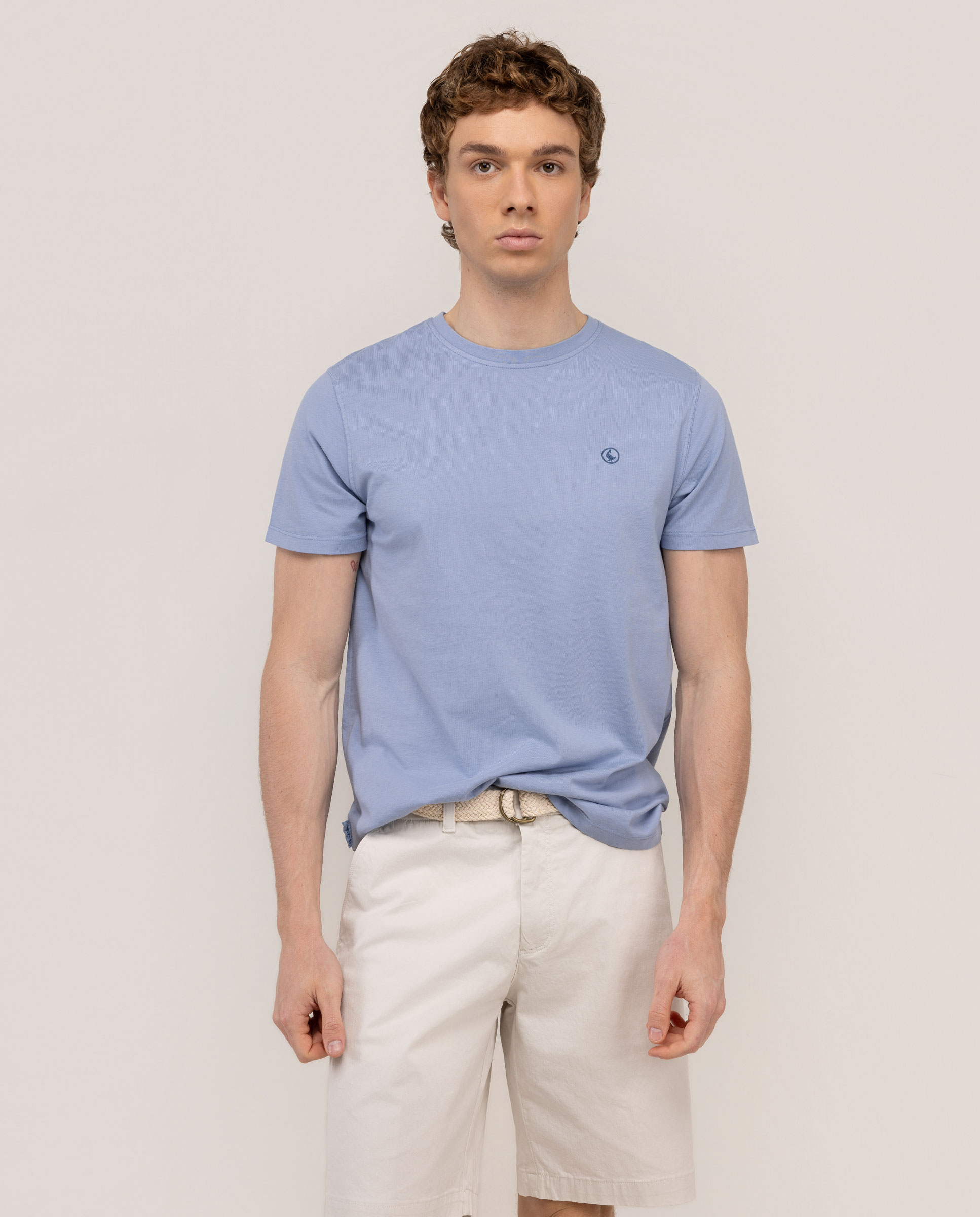 Camiseta básica tingida em peça, azul médio