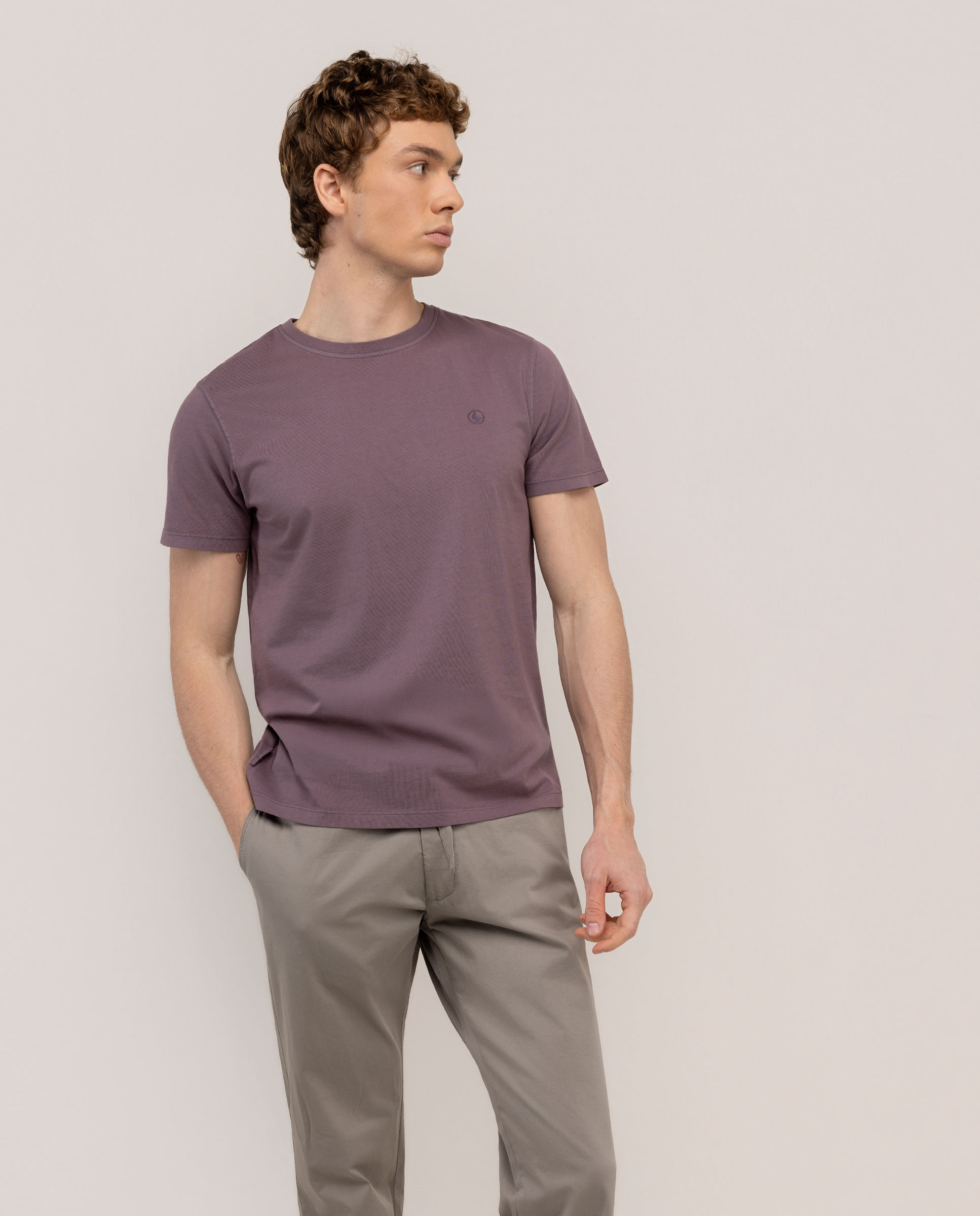 Camiseta básica tingida em peça na cor berinjela