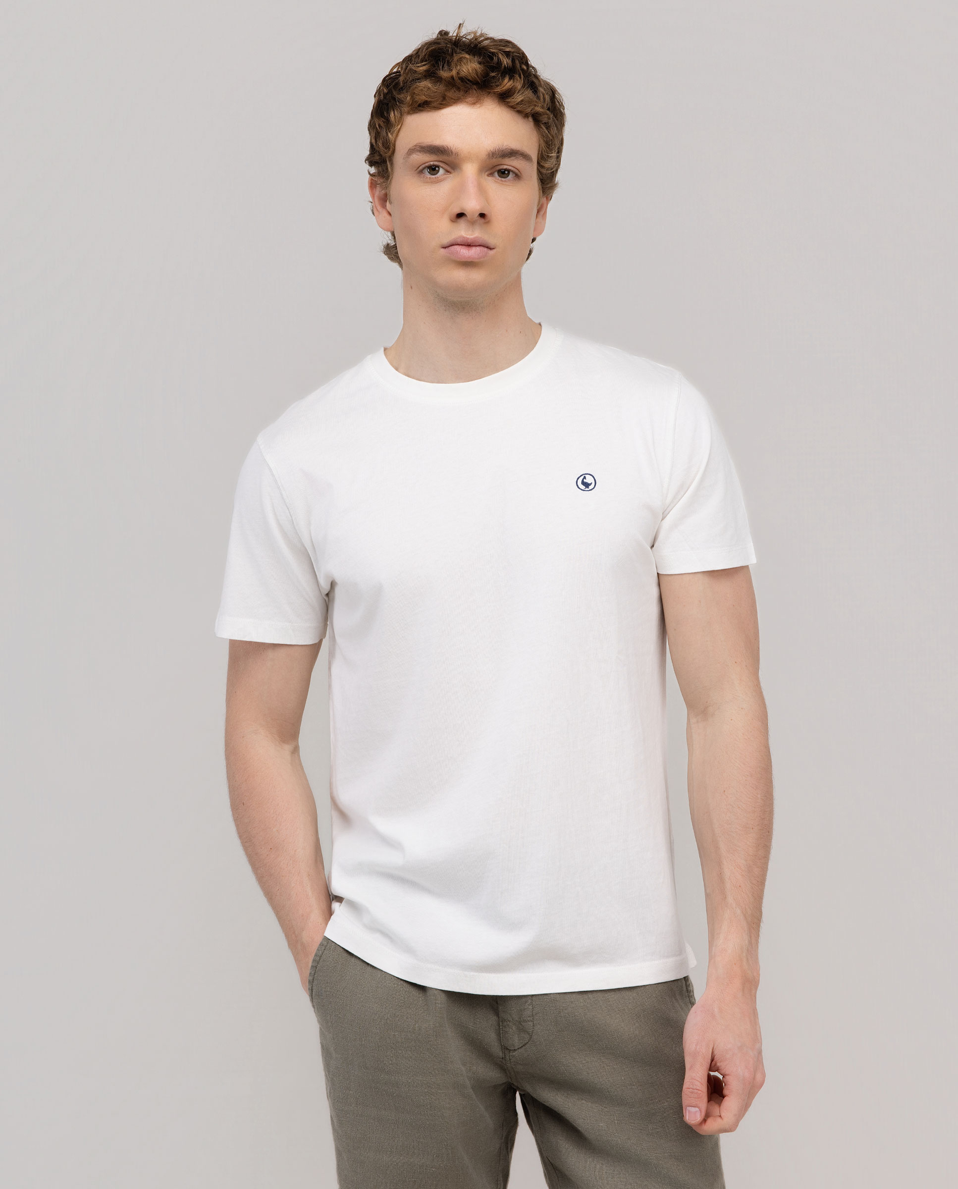 Camiseta básica branca tingida em peça