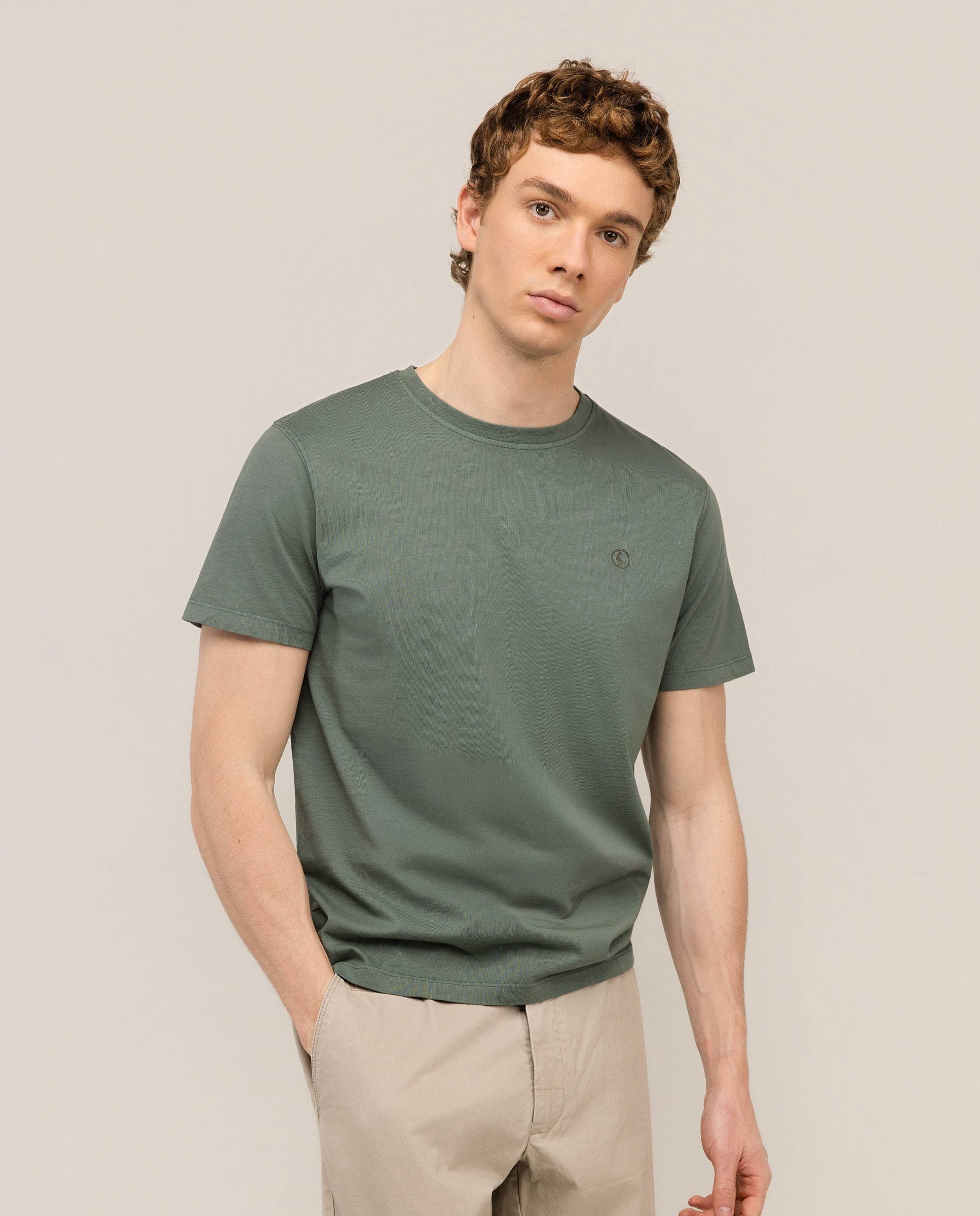 Camiseta básica tingida em peça, verde escuro.