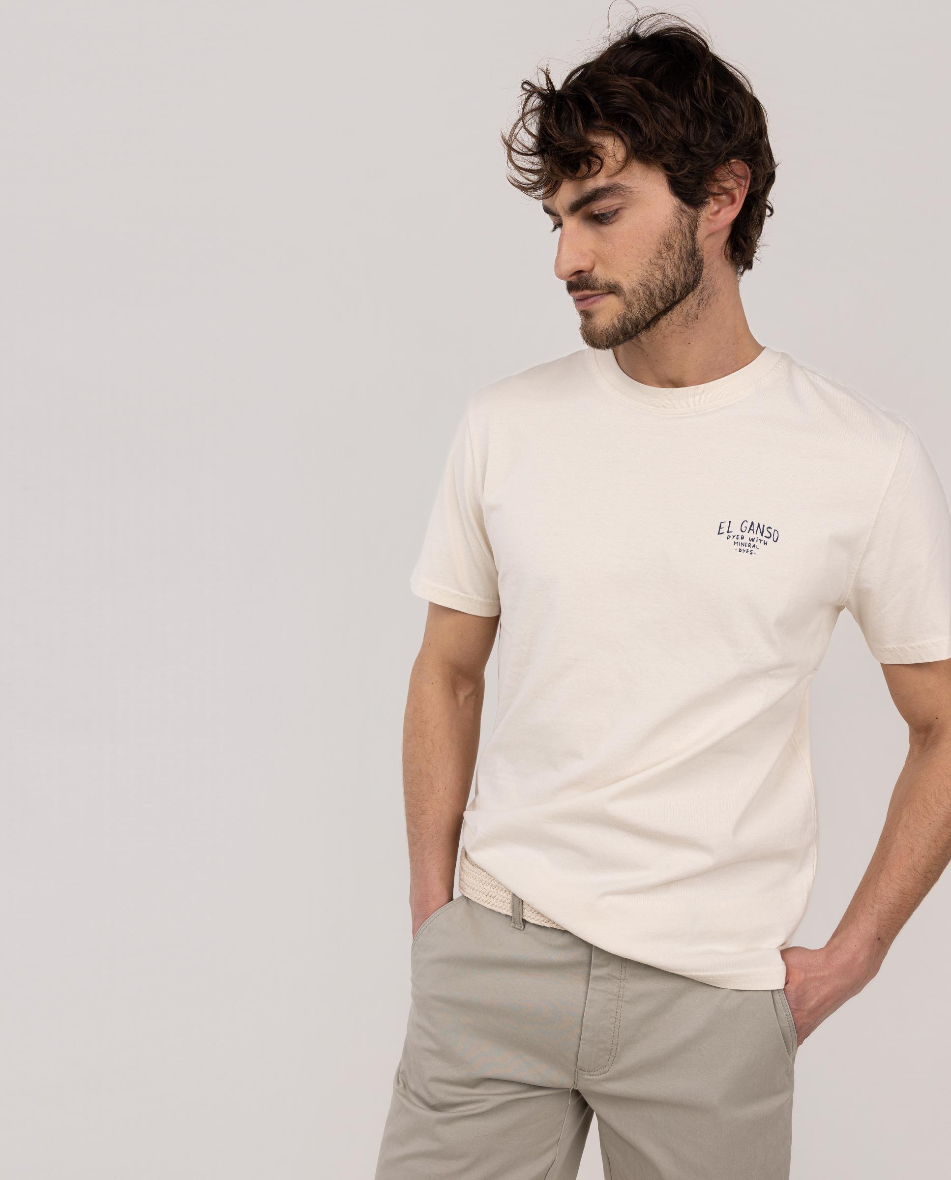 Camiseta tingida com corante mineral natural