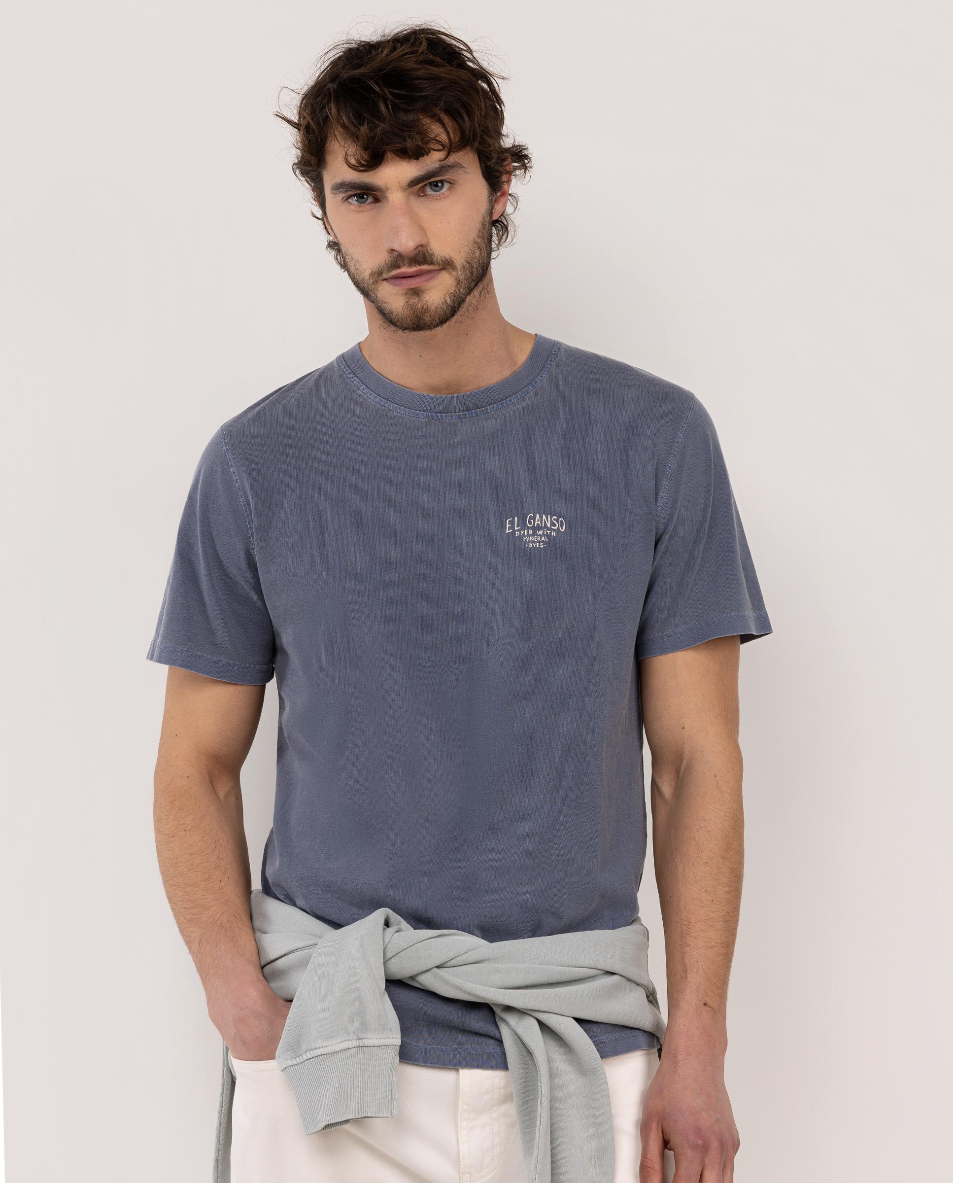 Camiseta tingida com minerais marinhos