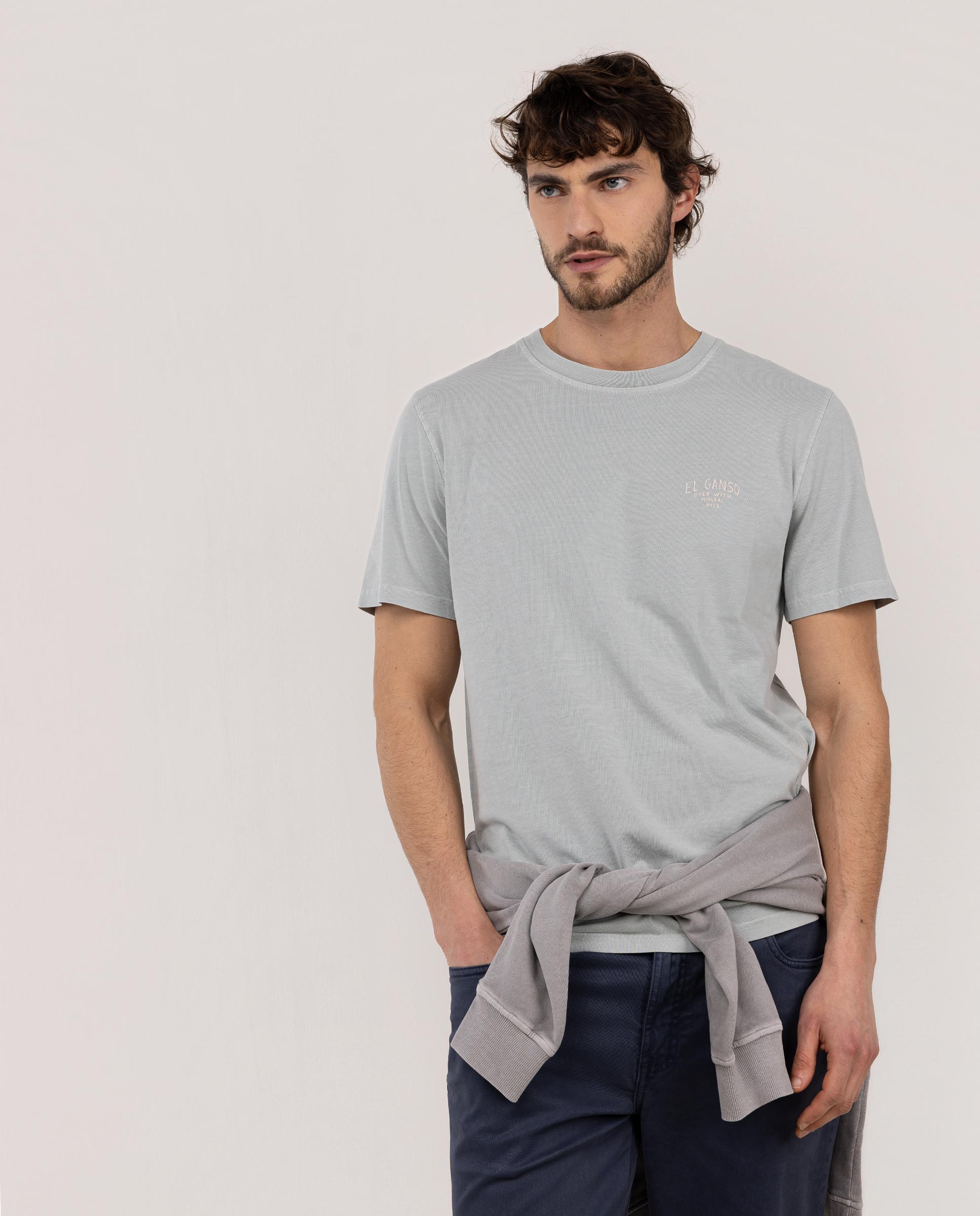 Camiseta tingida com corante mineral verde