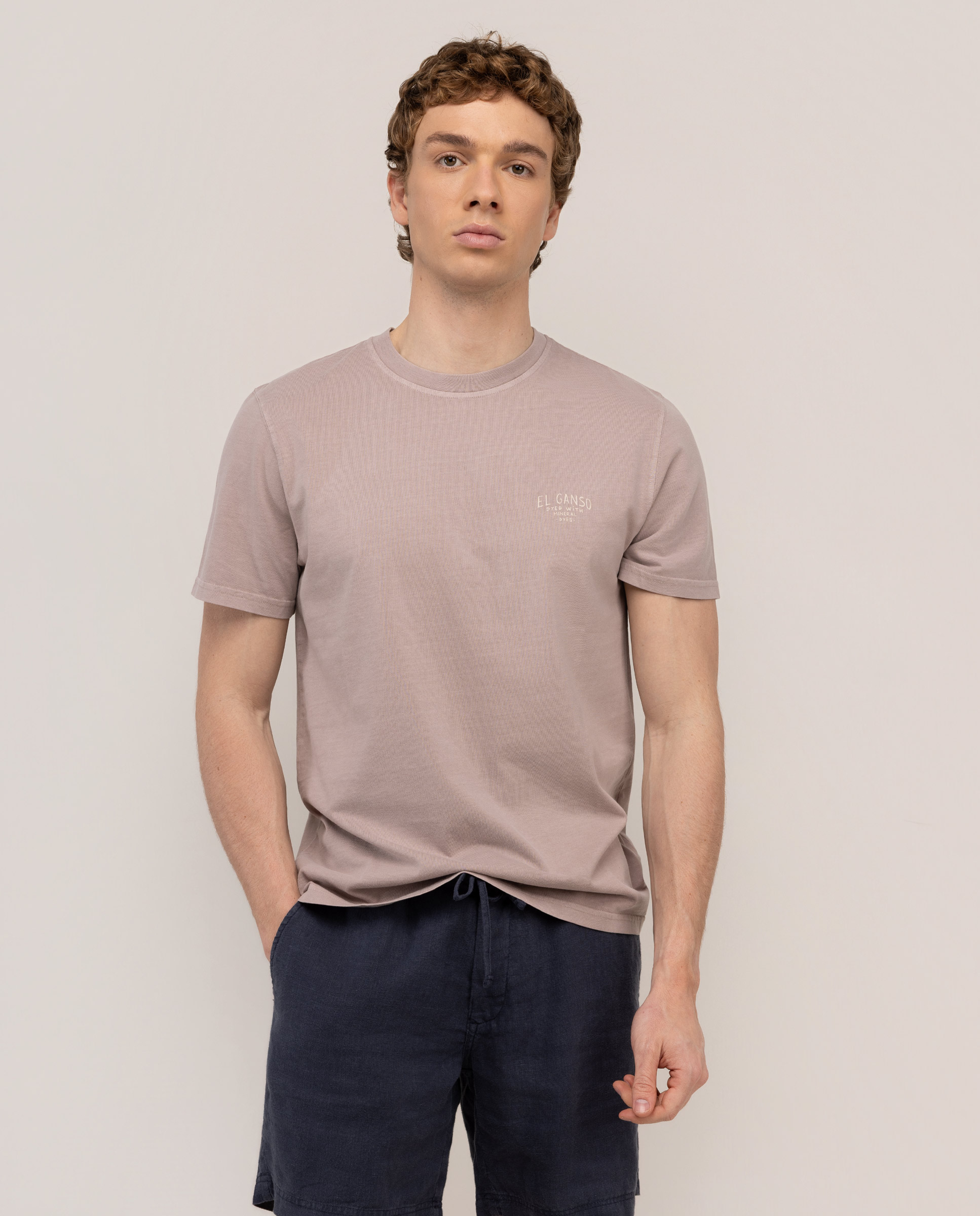 Camiseta tingida naturalmente cor malva Tênis