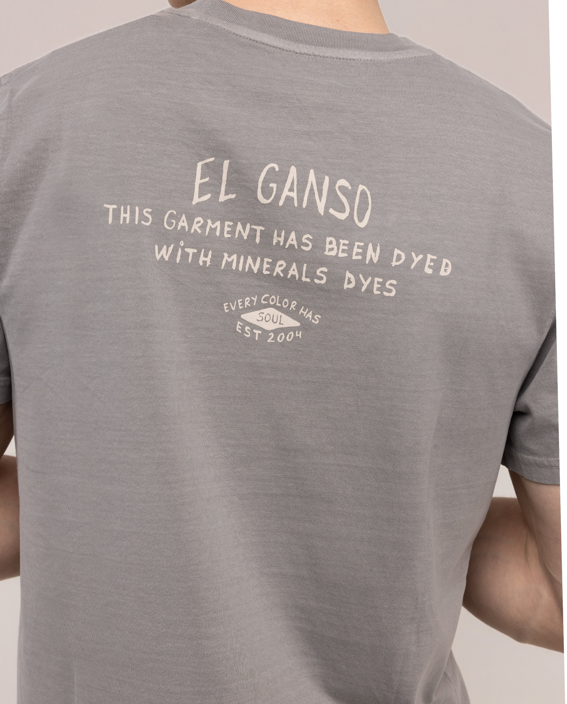 Camiseta tingida naturalmente, tênis cinza