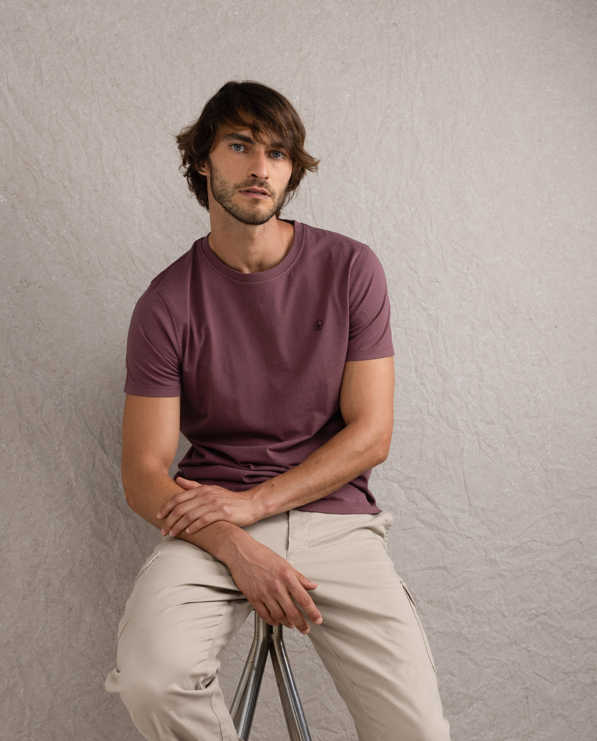 Einfaches bordeauxrotes T-Shirt