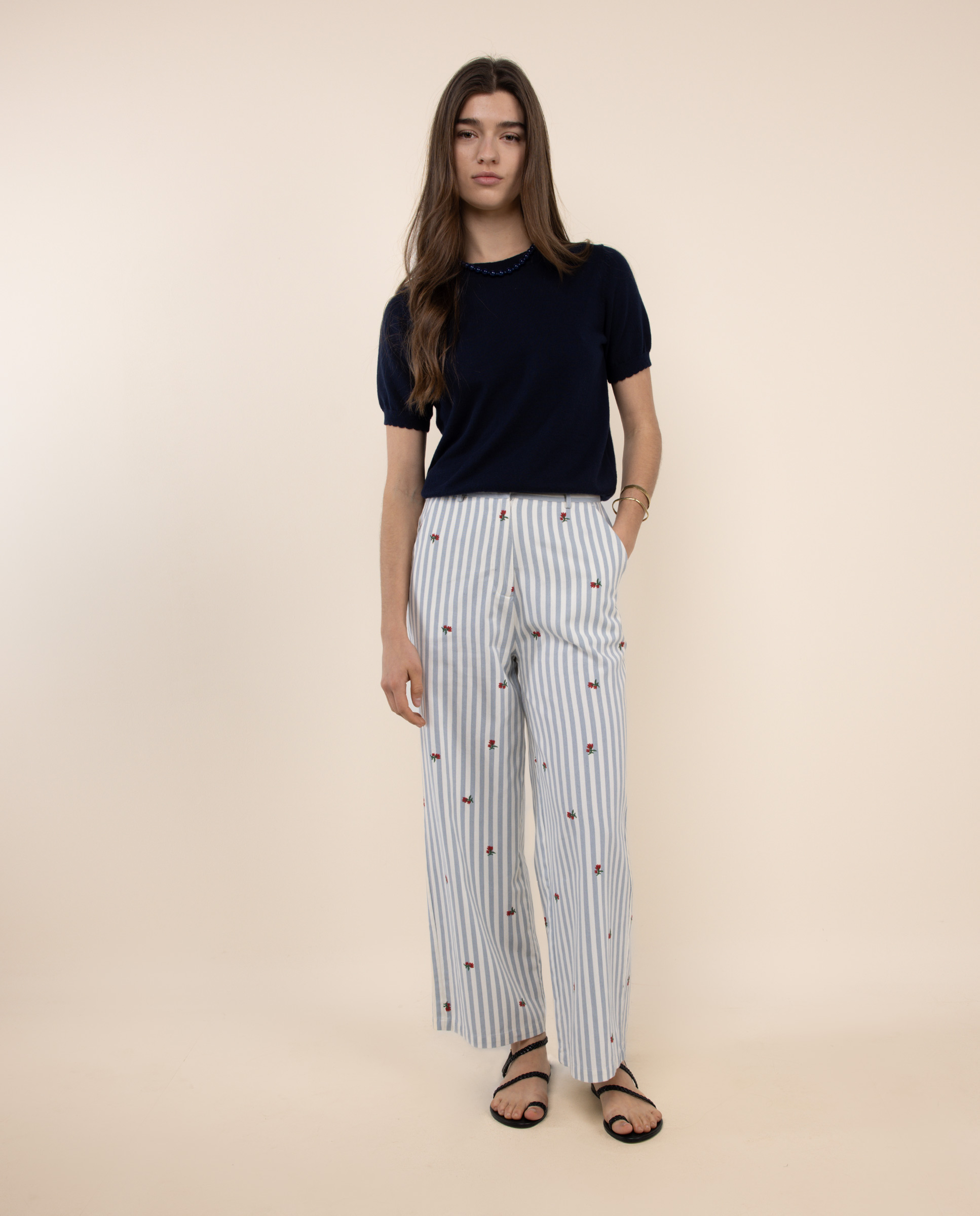 Calças Roma com listras e detalhes bordados