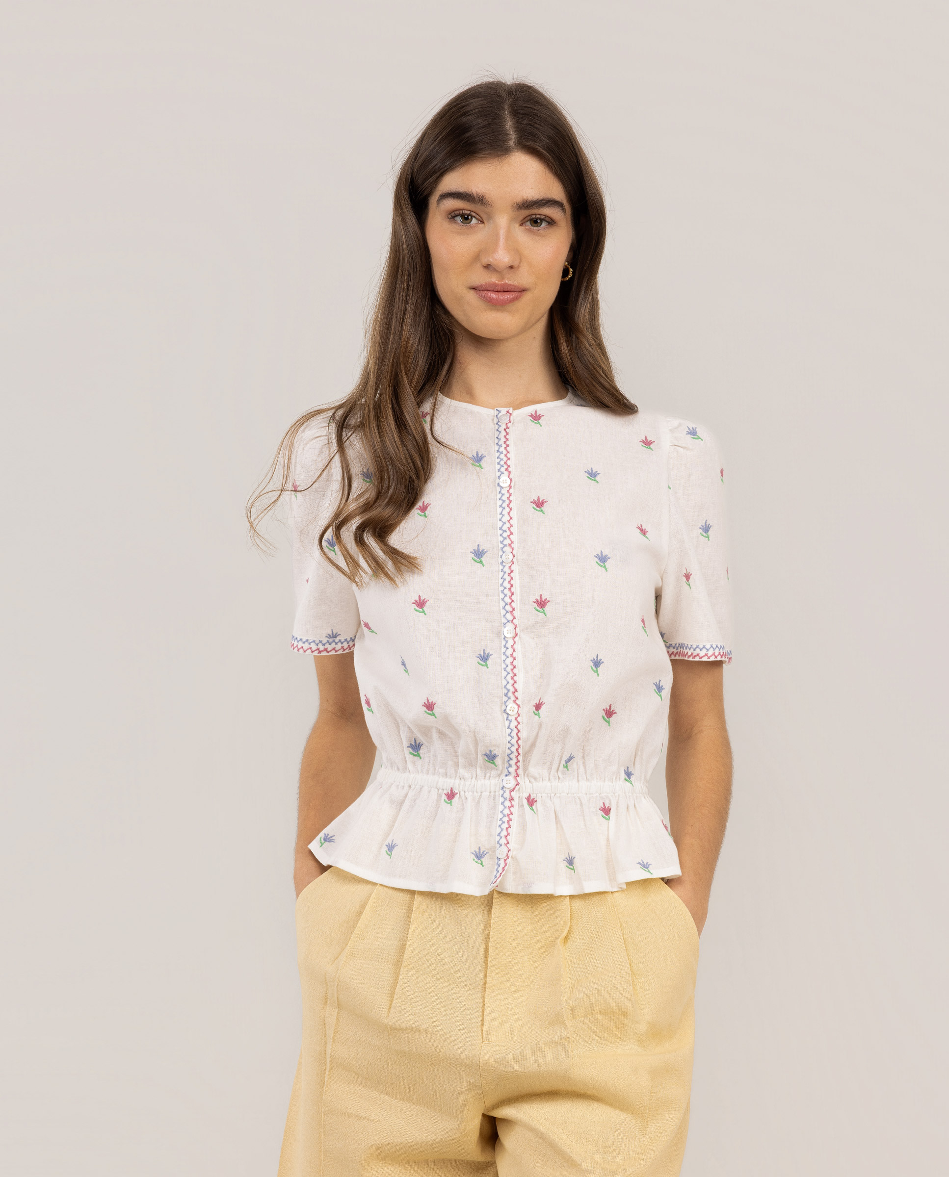 Camisa Nala com Bordado de Flores Brancas