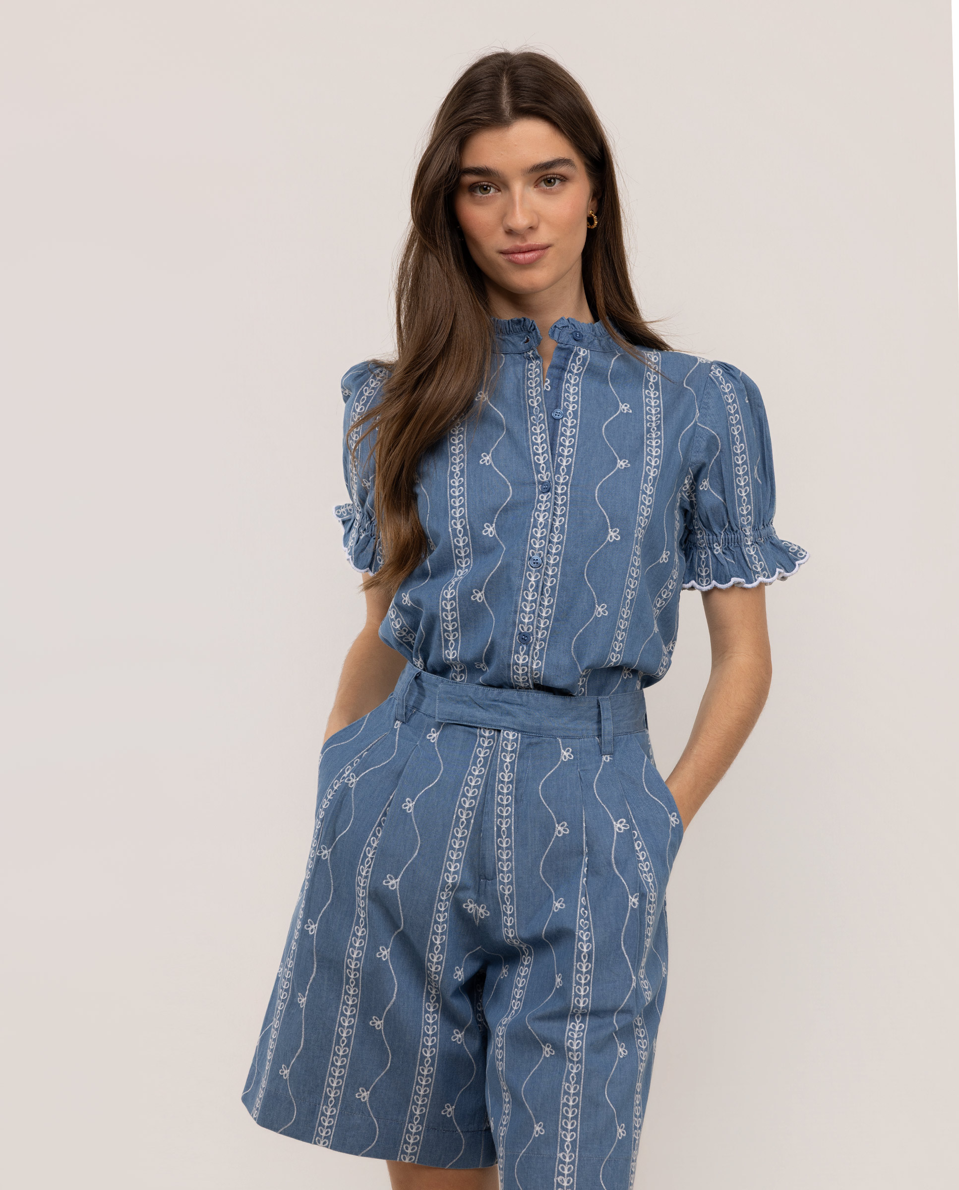 Violette Jeansbluse mit Stickerei