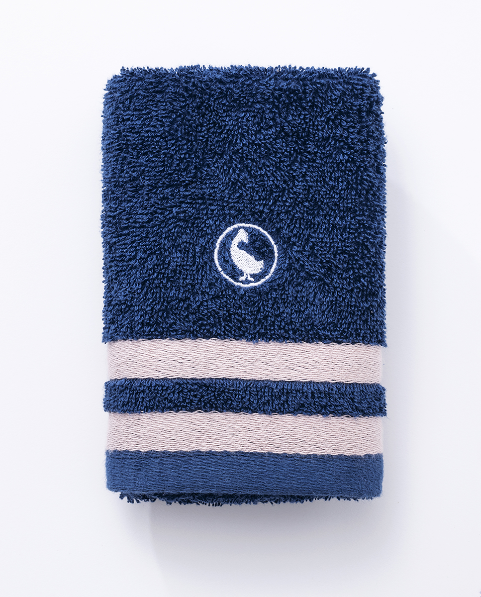 100% cotton toilet towel (Weight 500 g m²). Plain cotton bath towel with embroidered logo and red and blue border. Extra soft and highly absorbent. Measurements: 30*50cm