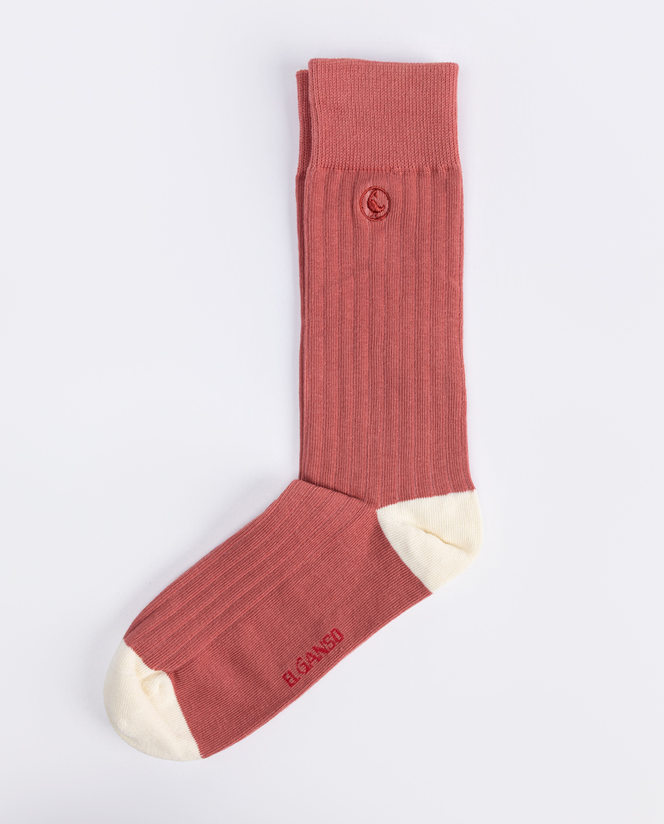Rote gerippte Baumwollsocke