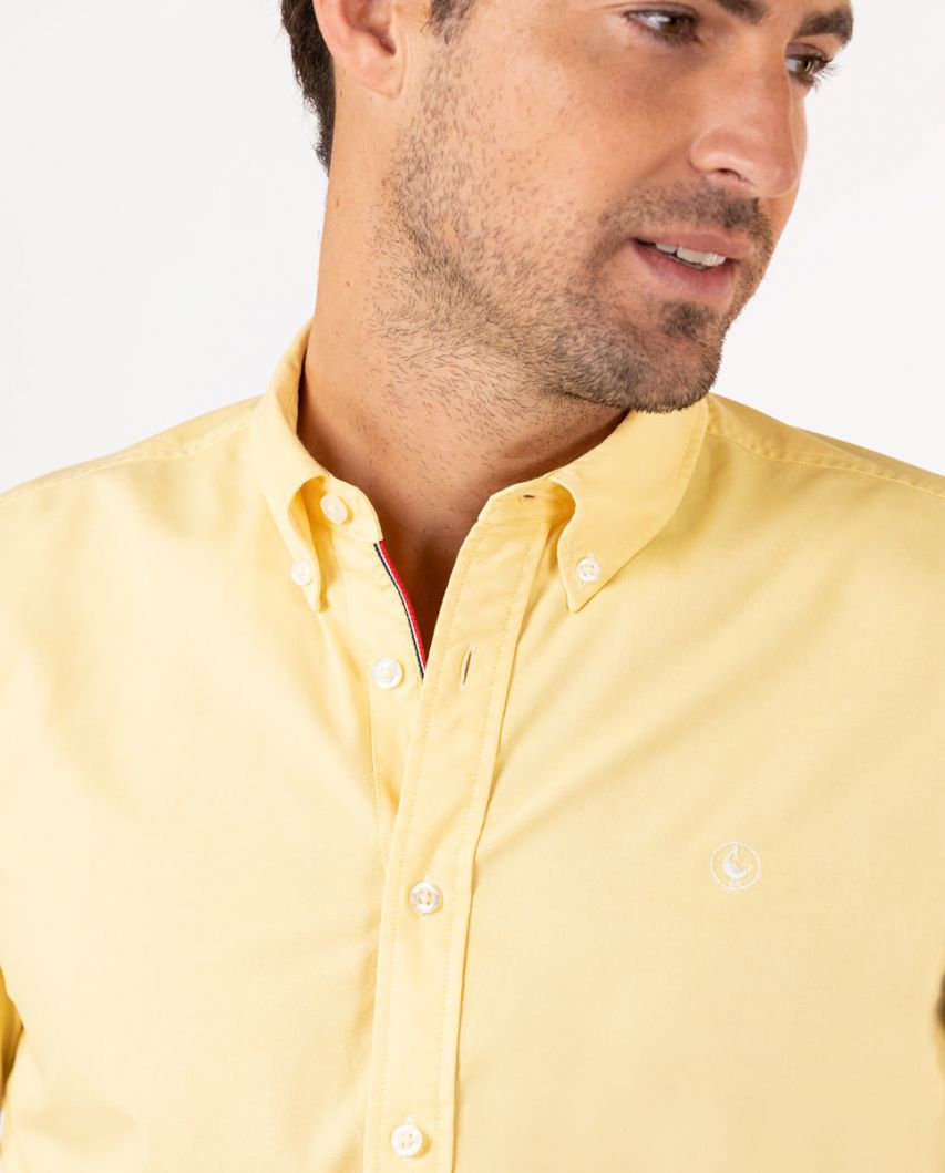 Camisa tingida de amarelo