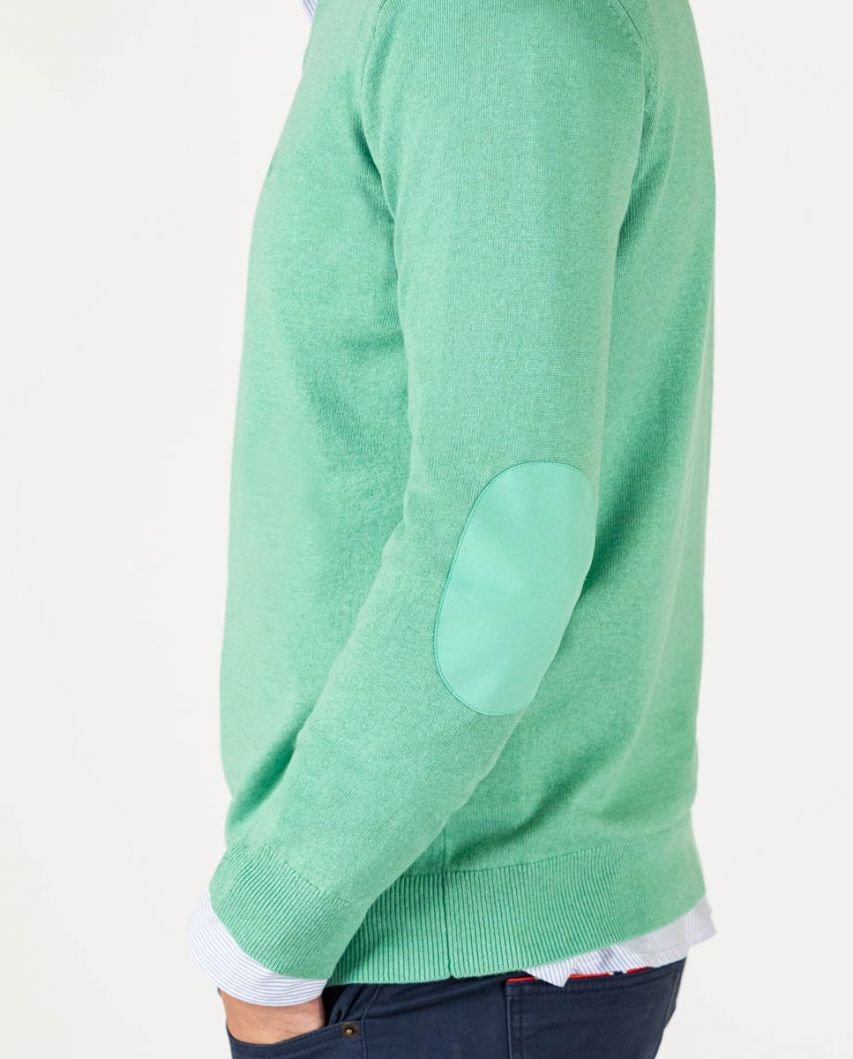 Suéter verde com decote em V com cotoveleiras