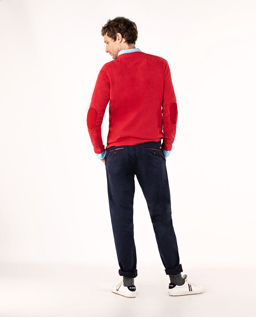 Suéter vermelho decote em V com cotoveleiras