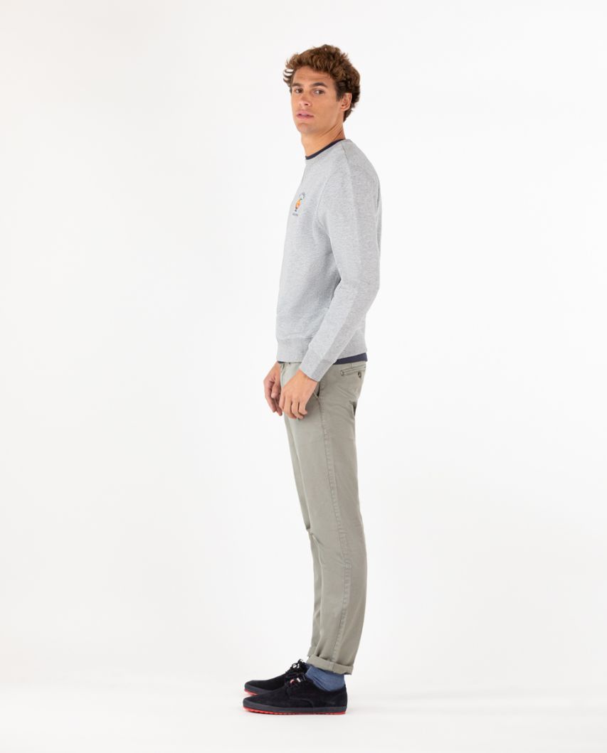 /1/1/1100ATEMP220018_Sudadera_Cuello_Caja_Naranjito_Estampado_Vintage_Gris_035A2331.jpg