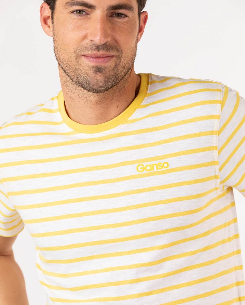 Camisa de listras amarelas com fundo branco