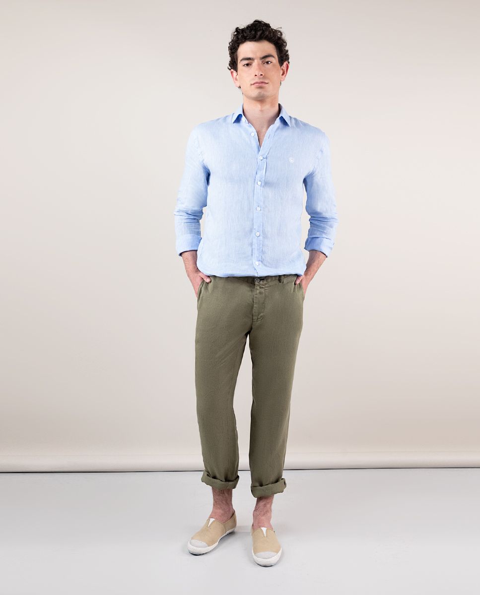 Pantalon verde camisa celeste outlet