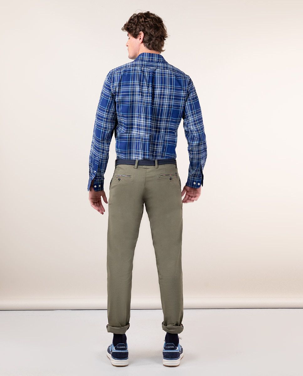 Pantalon kaki store camisa blanca