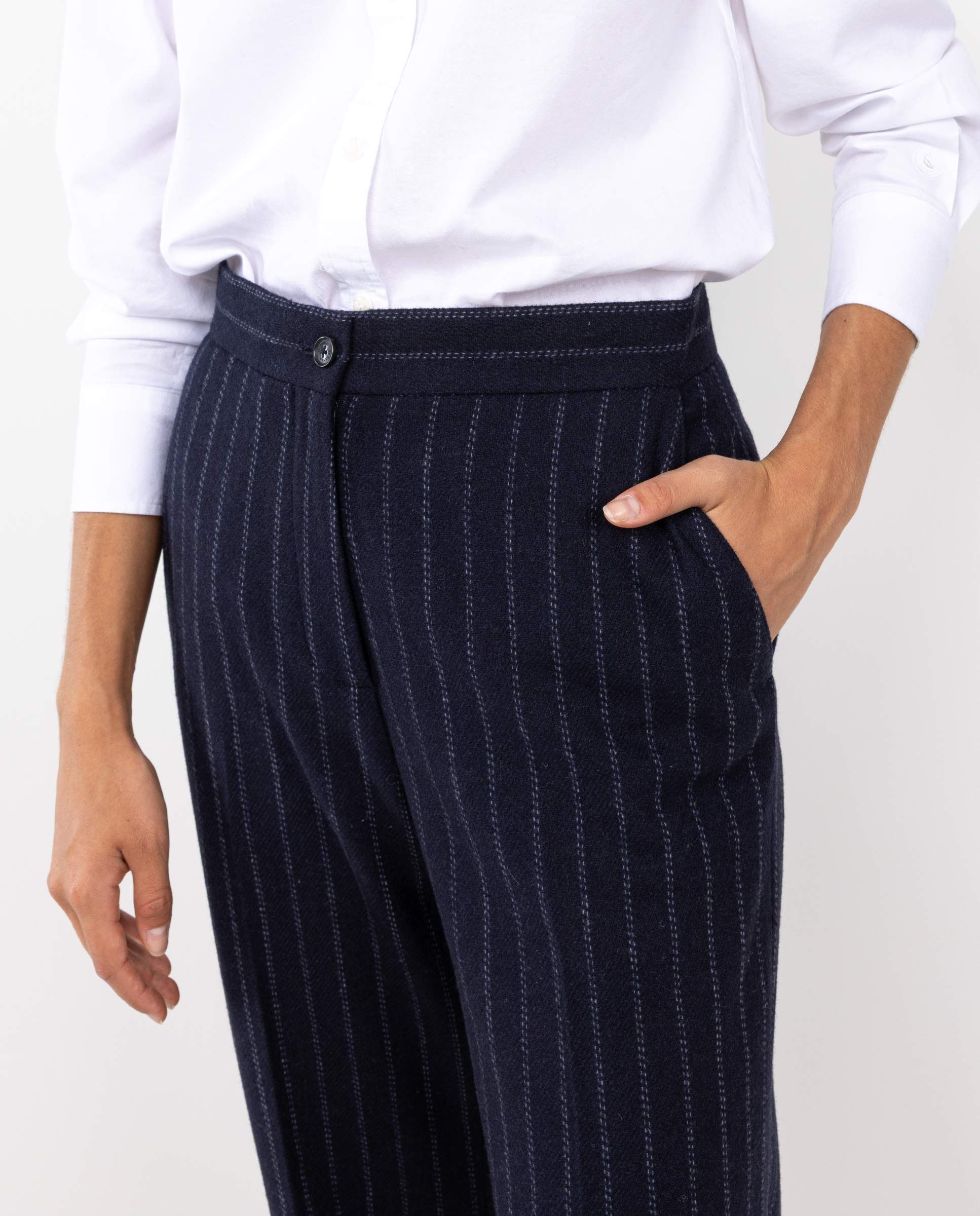 Pantalon de costume à fines rayures